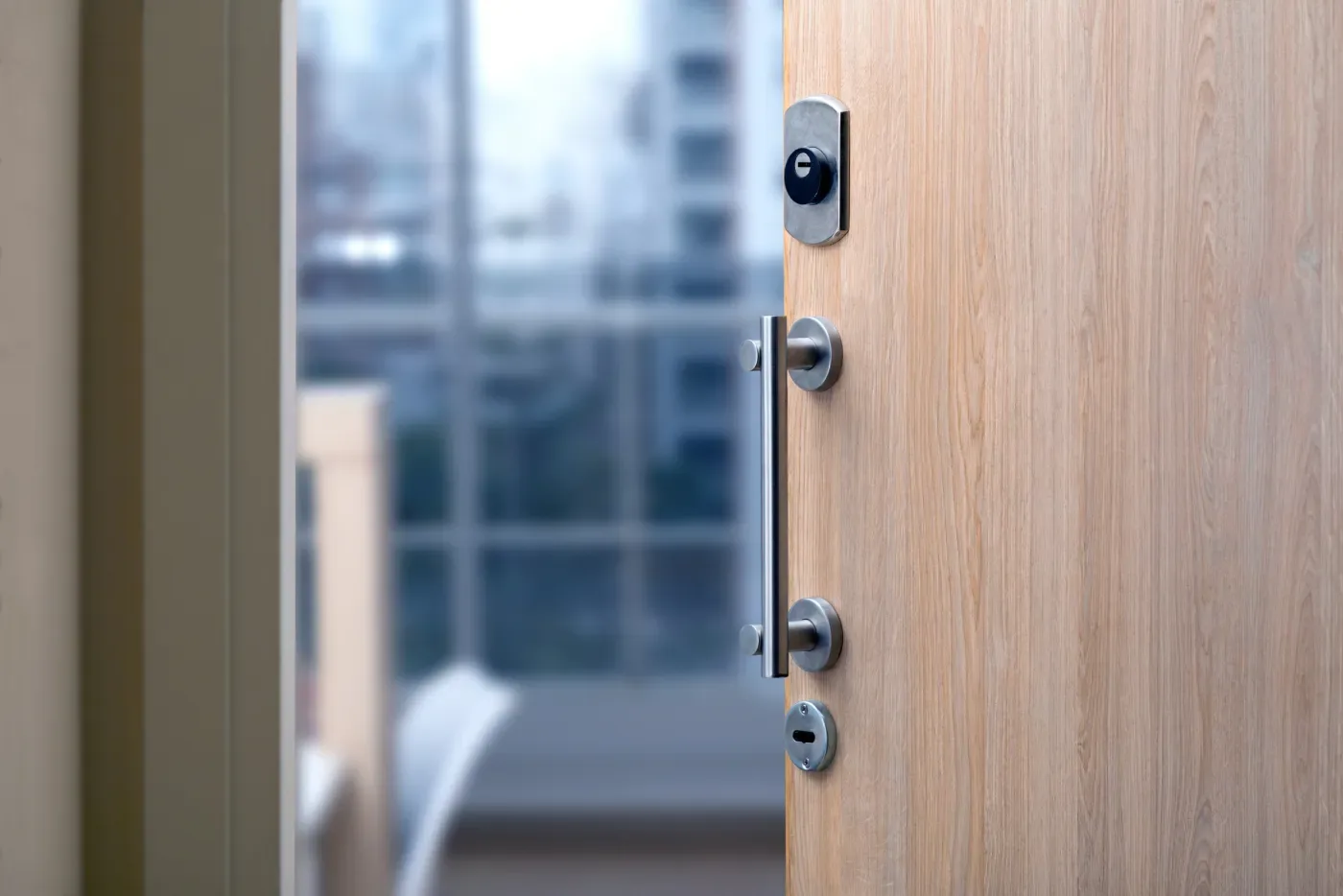 Pose et réglage d'un cylindre sur la porte d'entrée d'un appartement d'une résidence récente de Bercy
